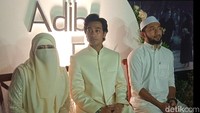 Abidzar dan Umi Pipik menitipkan Adiba Khanza kepada Egy Maulana Vikri. Mereka mengatakan meminta agar Egy Maulana menjaga dan membimbing Adiba Khanza menjadi menjadi lebih baik. Foto: Ahsan Nurrijal/ detikHOT