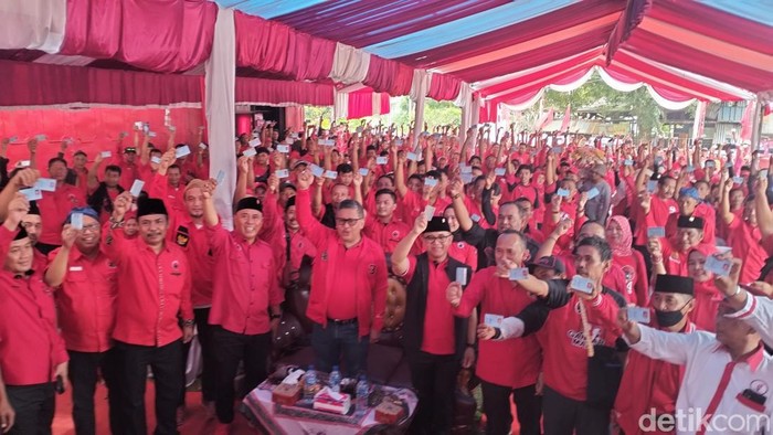 Kader PDIP Banten mengangkat KTP untuk program KTP Sakti pasangan capres cawapres, Ganjar-Mahfud (Foto: Bahtiar/Detikcom).