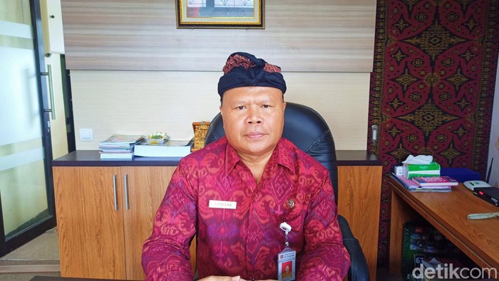 Kepala Disdikpora Kabupaten Karangasem I Wayan Sutrisna (foto: I Wayan Selamat Juniasa)