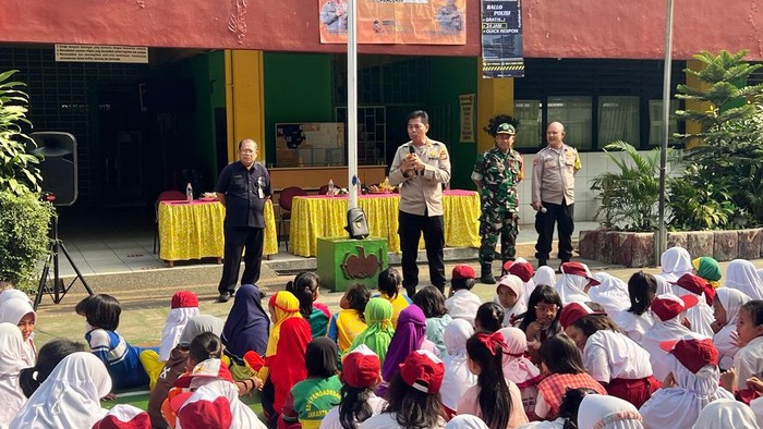 Kapolsek Pancoran Kompol Sujarwo memberikan penyuluhan kepada 348 siswa SDN 07 Pengadegan (dok istimewa).