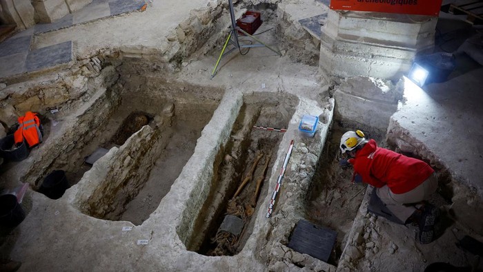 Katedral Notre Dame Paris Bakal Dibuka Lagi Tahun Depan, Begini Potretnya An archaeologist of INRAP Institute works on a skeleton in a grave at the burial site discovered in the nave of the Notre-Dame de Paris Cathedral, which was ravaged by a fire in 2019 that sent its spire crumbling down, as restoration works continue a year before its reopening to the public, in Paris, France, December 8, 2023. REUTERS/Sarah Meyssonnier/Pool