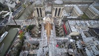 Pihak berwenang telah mengambil keputusan untuk membangun kembali mahakarya seni gotik abad ke-12 tersebut, seperti sebelumnya. Christophe Ena/Pool via REUTERS