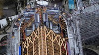 Rekonstruksi ikon Paris merupakan tugas yang sangat besar. Pembangunan ini dimulai pada tahun 2022, setelah lebih dari dua tahun berupaya membuat monumen tersebut stabil dan cukup aman bagi para pengrajin untuk mulai membangunnya kembali. Christophe Ena/Pool via REUTERS