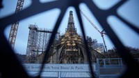 Juli 2023, Rangka kayu ek raksasa dipasang di Notre Dame yang langsung menarik perhatian warga Paris.  Christophe Ena/Pool via REUTERS