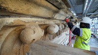 Sekitar 1.000 orang bekerja untuk restorasi katedral Notre-Dame Paris per 11 September 2023. Tim restorasi ini terdiri dari 500 pekerja, pengrajin, dan pengawas di gereja serta 500 pekerja yang bekerja dari penjuru Prancis, seperti dikutip dari laman badan amal resmi Friends of Notre-Dame Paris. Christophe Ena/Pool via REUTERS