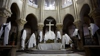 Katedral Notre-Dame di Paris, Prancis mengalami kebakaran pada 15 April 2019. Katedral Gotik yang menyimpan benda-benda bersejarah tersebut menjalani restorasi dan pemugaran hingga saat ini. REUTERS/Sarah Meyssonnier