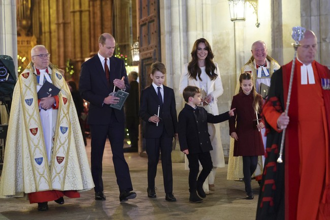 Untuk momen spesial tersebut, seluruh keluarga Wales berpenampilan formal. Iklim dingin London memberi kesempatan bagi mereka untuk tampil maksimal dengan coat yang stylish. (Foto: Chris Jackson/Pool via AP)