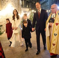 Keluarga Pengeran Wales menghadiri konser Natal ‘Together At Christmas’ di Westminster Abbey, London, Inggris, pada Jumat (8/12/2023). Ia datang bersama Istrinya, Putri Wales Kate Middleton, dan ketiga mereka. (Foto: Chris Jackson/Pool via AP)