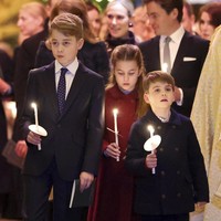 Sorotan lagi-lagi tertuju pada si bungsu Pangeran Louis. Momen bocah 5 tahun itu menjahili Putri Charlotte saat sesi penyalaan lilin Natal sempat terabadikan kamera. (Foto: Chris Jackson/Pool via AP)