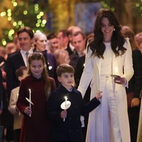 Sebagai seorang ikon fashion, Kate Middleton memanfaatkan kesempatan ini untuk mendukung desainer dan jenama Inggris. Telegraph mengabarkan, ia untuk pertama kalinya memakai coat buatan Chris Kerr, salah satu penjahit di Savile Row yang tersohor itu. (Foto: Chris Jackson/Pool via AP)