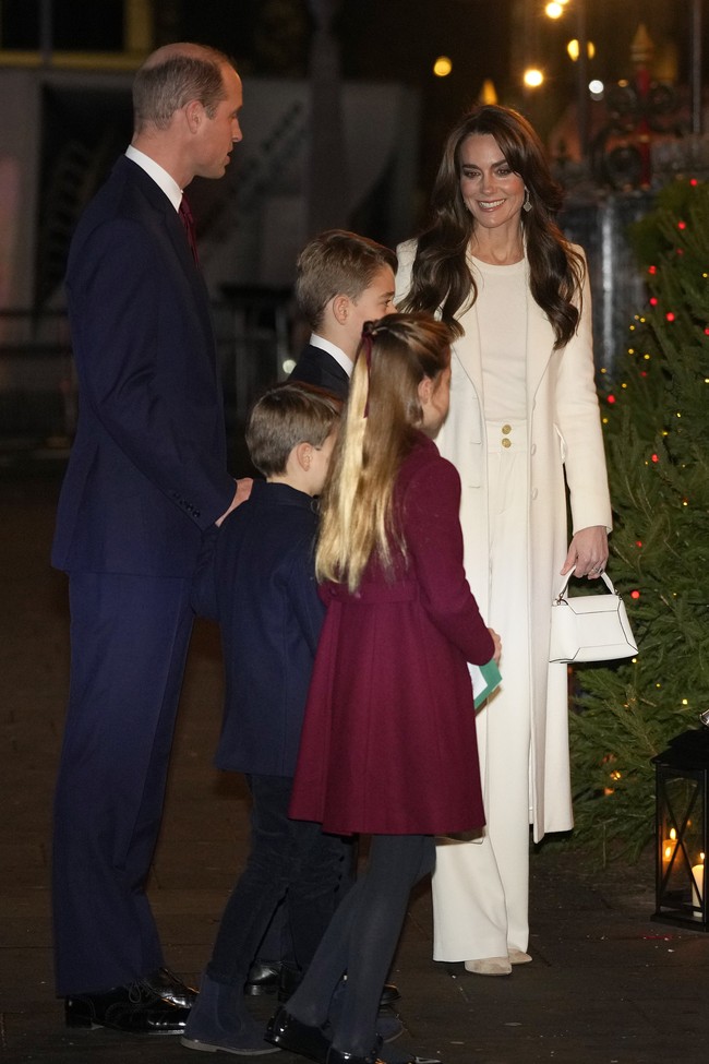 Gaya Kate kian disempurnakan dengan celena senada keluaran Holland Cooper. Tidak ketinggalan sebuah handbag dari Strathberry, jenama asal Skotlandia. (Foto: Chris Jackson/Pool via AP)