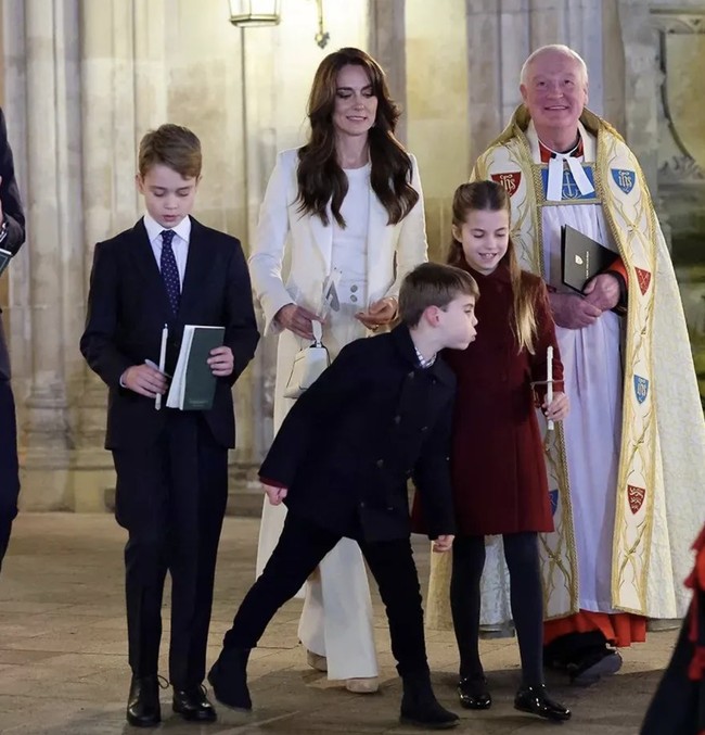 Foto tersebut memperlihatkan Pangeran Louis mencoba meniup lilin sang kakak. Putri Charlotte tampak tersenyum, sementara Kate Middleton hanya melihat pasrah. (Foto: Instagram)