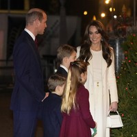 Gaya Kate kian disempurnakan dengan celena senada keluaran Holland Cooper. Tidak ketinggalan sebuah handbag dari Strathberry, jenama asal Skotlandia. (Foto: Chris Jackson/Pool via AP)