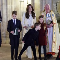 Foto tersebut memperlihatkan Pangeran Louis mencoba meniup lilin sang kakak. Putri Charlotte tampak tersenyum, sementara Kate Middleton hanya melihat pasrah. (Foto: Instagram)