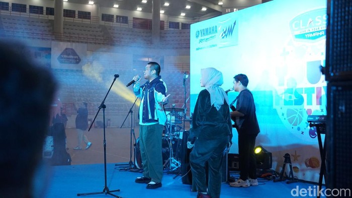 Keseruan Kaleb J Duet Bareng Pemenang Yamaha Youth Festival Medan