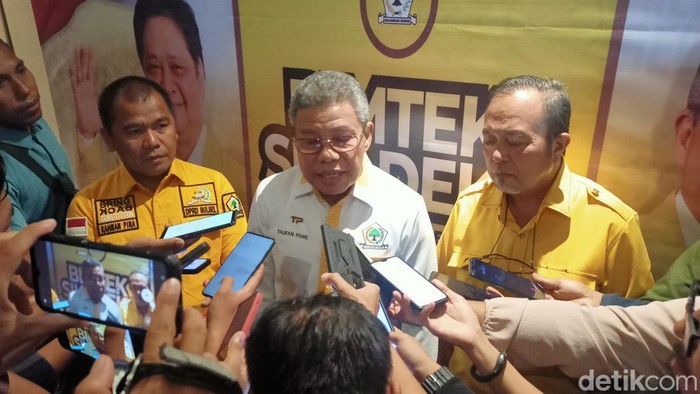 Ketua DPD I Golkar Sulsel Taufan Pawe (tengah).