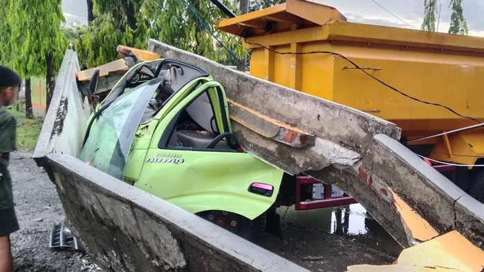 Kondisi truk yang tertimpa beton pintu gerbang hingga menewaskan ASN DLH Pinrang, Sulsel.