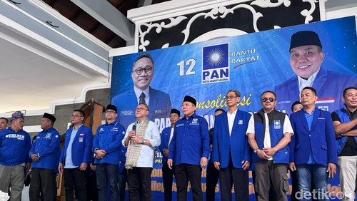 Ketum PAN Zulkifli Hasan bersama Ketua DPW PAN NTB Muazzim Akbar di Gedung Budaya Narmada, Lombok Barat pada Minggu (10/12/2023).
Foto: Helmy Akbar / detikBali