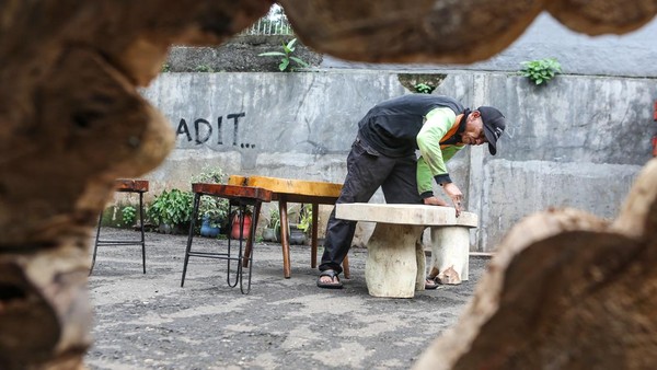 Kreatif! Limbah Kayu Disulap Jadi Furnitur Bernilai Ekonomi