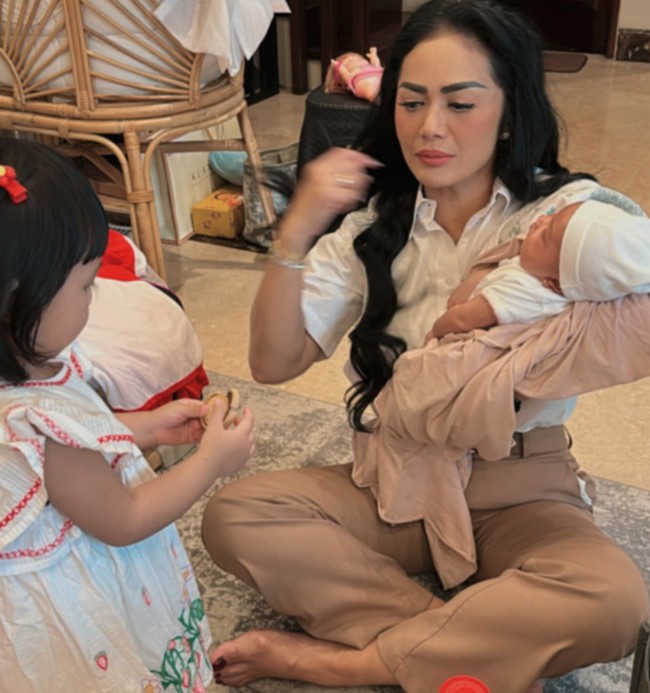 Sebelumnya diketahui hubungan Kris Dayanti dan Aurel sempat renggang. Namun kini mereka sudah menerima satu sama lain. Foto: Instagram @krisdayantilemos