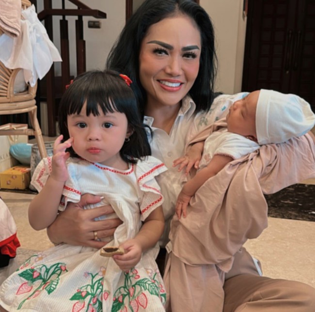 Kris Dayanti punya nama panggilan khusus dari Ameena. Ia dipanggil ‘Gemmi’ alias ‘Grandma-mimmi’ yang merupakan panggilan sayang dari sebutan nenek. Foto: Instagram @krisdayantilemos