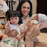 Kris Dayanti punya nama panggilan khusus dari Ameena. Ia dipanggil ‘Gemmi’ alias ‘Grandma-mimmi’ yang merupakan panggilan sayang dari sebutan nenek. Foto: Instagram @krisdayantilemos