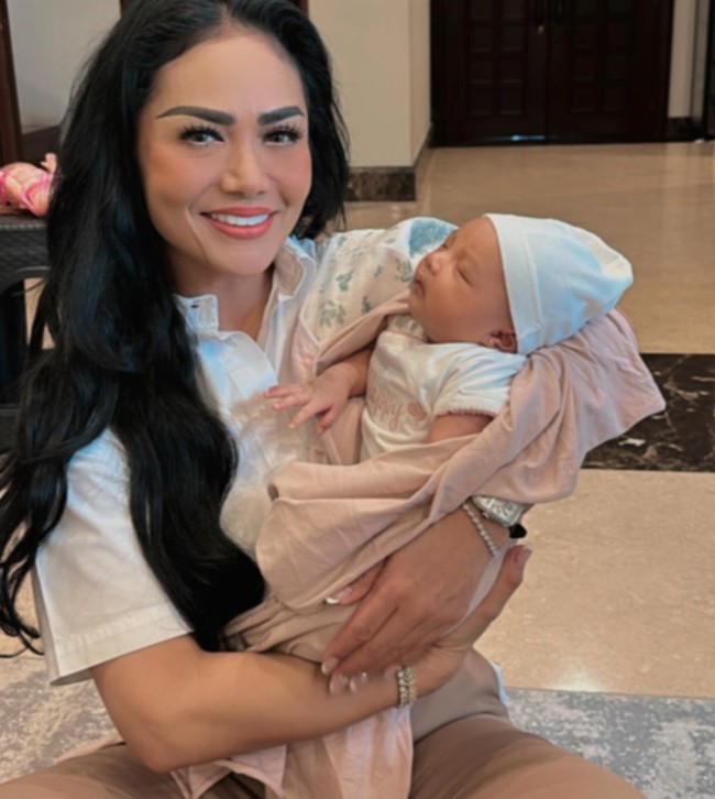 Ada momen di mana Kris Dayanti terlihat bahagia saat menggendong Azura yang baru lahir. Kris Dayanti tampak sangat menikmati momennya sebagai seorang nenek. Foto: Instagram @krisdayantilemos