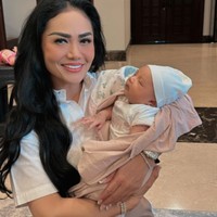 Ada momen di mana Kris Dayanti terlihat bahagia saat menggendong Azura yang baru lahir. Kris Dayanti tampak sangat menikmati momennya sebagai seorang nenek. Foto: Instagram @krisdayantilemos
