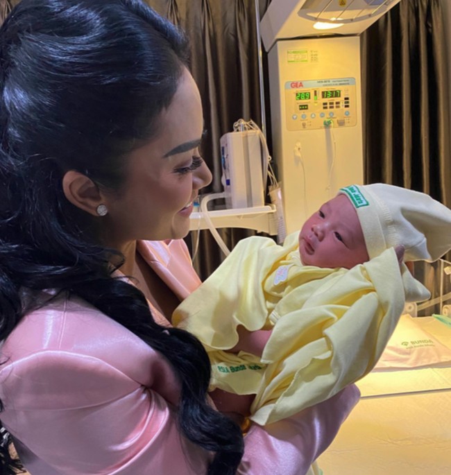 Ada pula momen di rumah sakit ketika Kris Dayanti masih rapi mengenakan baju formal bernuansa pink bersama Azura yang baru saja lahir. Ia tampak sudah tak sabar untuk menimang sang cucu keduanya. Foto: Instagram @krisdayantilemos
