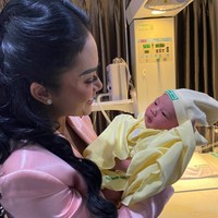 Ada pula momen di rumah sakit ketika Kris Dayanti masih rapi mengenakan baju formal bernuansa pink bersama Azura yang baru saja lahir. Ia tampak sudah tak sabar untuk menimang sang cucu keduanya. Foto: Instagram @krisdayantilemos
