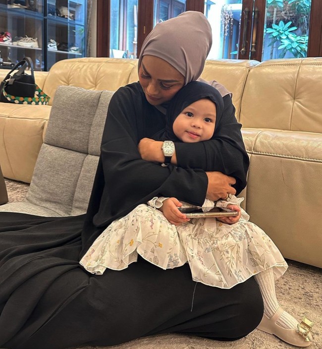 Momen lainnya ketika Kris Dayanti tampak menikmati memeluk Ameena. Terlihat ketulusan dan kasih sayang sang nenek untuk cucunya tersebut. Foto: Instagram @krisdayantilemos