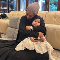 Momen lainnya ketika Kris Dayanti tampak menikmati memeluk Ameena. Terlihat ketulusan dan kasih sayang sang nenek untuk cucunya tersebut. Foto: Instagram @krisdayantilemos