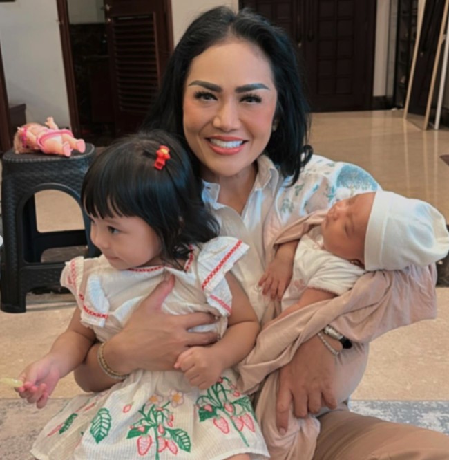 Kris Dayanti sering terlihat bermain bersama kedua cucunya meski sibuk menjadi selebriti dan politisi. Di tengah jadwal padatnya, Kris Dayanti masih menyempatkan diri untuk bermain bersama Ameena dan Azura. Foto: Instagram @krisdayantilemos