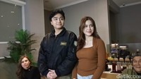 Ada Rinoa Aurora dalam kesempatan itu. Leon Dozan tak bisa menyembunyikan kebahagiaan usai bebas dari penjara. Foto: Ahsan/detikhot