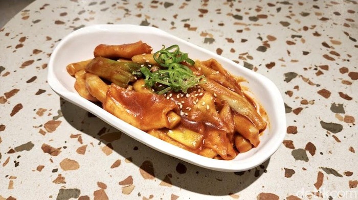 Lezatnya kimbap hingga tteokbokki di kafe ala Korea di tengah Kota Surabaya
