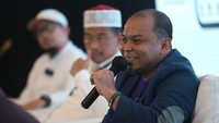 Head of Sharia Financing Bank Jago Agung Lesmana (dari kanan) bersama dengan Anggota Dewan Pengawas Syariah Bank Jago Muhammad Maksum dan Content Creator Benazio Rizki Putra saat talkshow edukasi bertema Menjadi Sakinah Dengan Keuangan Syariah dalam acara Halal Fair 2023 di Indonesia Convention Exhibition (ICE) BSD, Kabupaten Tangerang, Banten.