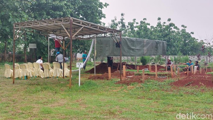 Makam 4 anak tewas yang dibunuh ayahnya di dalam rumahnya di Jagakarsa (Rumondang Naibaho/detikcom)
