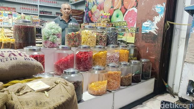 Manisan buah Cianjur di Jalan Dr Muwardi.