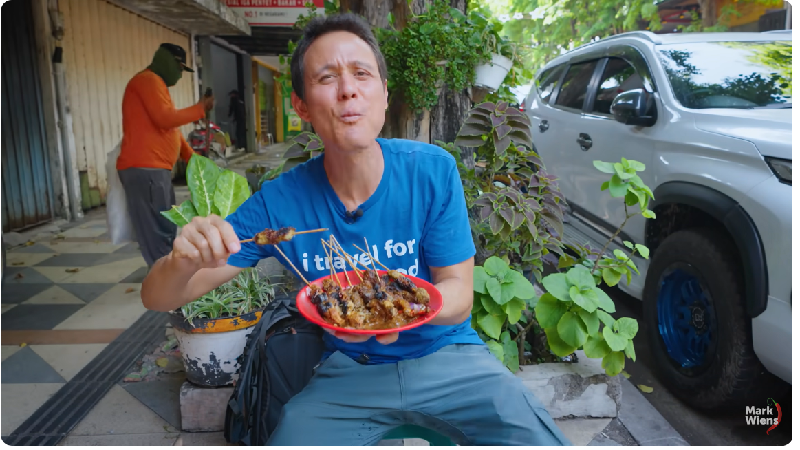 Mark Wiens kulineran di Surabaya