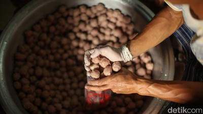 Melihat Pembuatan Bakso dari Daging Rusa di Merauke