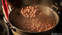 Tekstur dan rasa bakso rusa sendiri tidak kalah lezat dari bakso sapi. Bakso rusa khas Merauke ini punya tekstur yang kenyal dan gurih. Bakso rusa bisa disajikan dengan mi kuning, bihun, seledri, kecap, dan sambal. Hidangan ini tentunya cocok untuk dikonsumsi pada saat musim hujan. Di samping itu, bakso rusa juga bisa diolah menjadi pentol bakar maupun sebagai pelengkap hidangan lain seperti sup ayam.