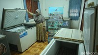 Arbainnah mengecek ketersediaan baso rusa di Rumah Produksi Baso Rusa Mawar, Merauke.