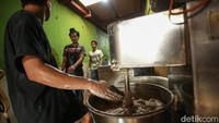 Sebagai produsen bakso rusa, di awal karirnya Arbainnah hanya memproduksi paling banyak 5 kg daging. Sarana promosi yang digunakan saat itu yakni mulut ke mulut. Di samping itu, ia juga rajin pergi ke pasar untuk menitipkan dagangannya.