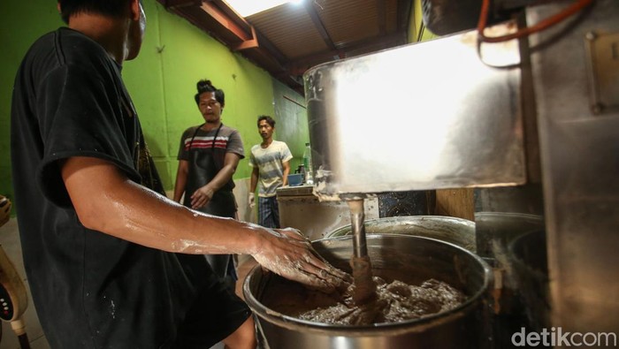 Arbainnah mengecek ketersediaan baso rusa di Rumah Produksi Baso Rusa Mawar, Merauke, Sabtu (18/11/2023).