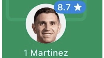 Kiper Aston Villa Emi Martinez yang juga mantan pemain Arsenal tadi malam ciamik sekali mainnya. Foto: X