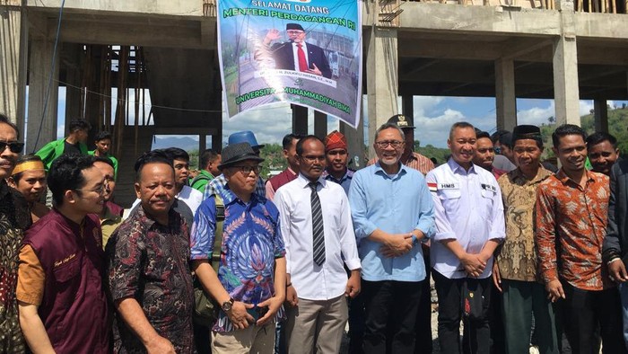 Menteri Perdagangan Zulkifli Hasan (Zulhas) meninjau pembangunan gedung baru di Universitas Muhammadiyah Bima di NTB, hari ini.