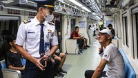 Ganjar menaiki LRT usai melakukan lari pagi dan menyapa warga yang ditemuinya. 