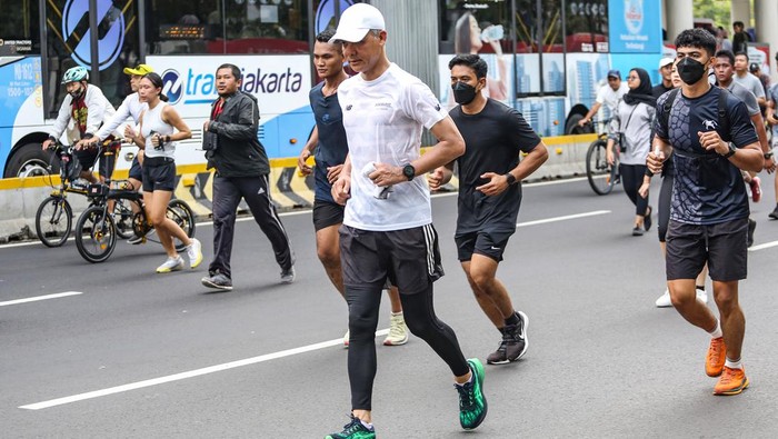 Momen Ganjar Olahraga dan Sapa Warga di Kawasan Sudirman Calon Presiden nomor urut 3 Ganjar Pranowo (tengah) melakukan lari pagi di kawasan Sudirman, Jakarta, Minggu (10/12/2023). Ganjar Pranowo menyempatkan waktu untuk berolahraga guna menjaga kebugaran tubuh ditengah kepadatan aktivitasnya sebagai calon presiden. ANTARA FOTO/Asprilla Dwi Adha/foc.
