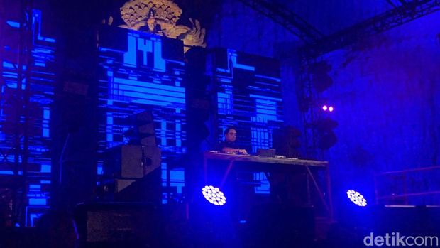 Mr Joyful Noice atau Dipha Barus saat tampil di DWP XV di kawasan Garuda Wisnu Kencana (GWK), Ungasan, Kuta Selatan, Badung, Bali, pada Sabtu (9/12/2023).