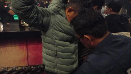 Petugas mendatangi salah satu lokasi karaoke di Kota Mataram, Minggu (10/12/2023). Foto: Humas Polda NTB.